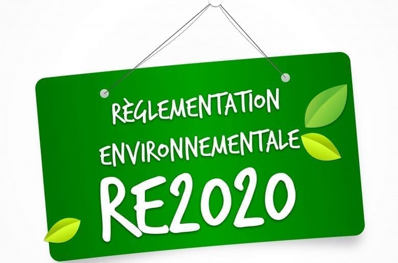 Pancarte verte avec inscription réglementation environnementale RE2020