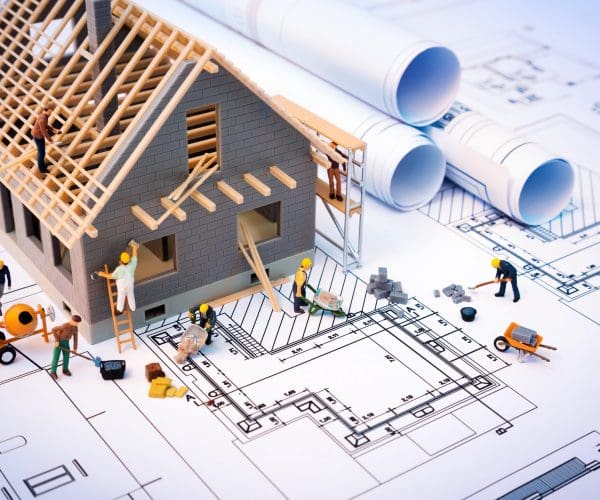 Plans de maison avec maquette de maison et employés de constructions