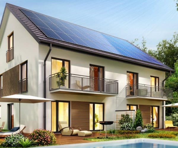 Maison neuve avec piscine, transat de style moderne et panneaux solaires sur le toit